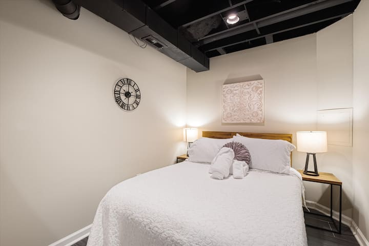 Ngazi ya chini ina chumba cha kujitegemea kilicho na kitanda kizuri sana.  