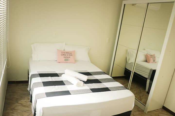 ห้องนอน 1 - เตียงใหญ่และตู้เสื้อผ้า 