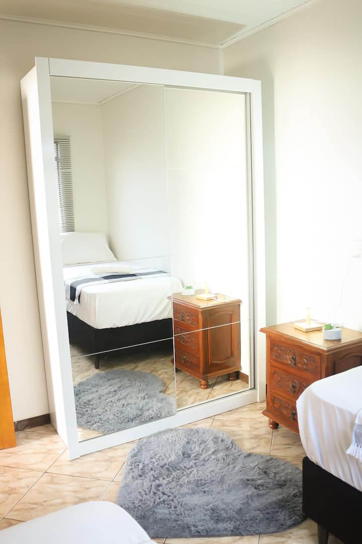 ห้องนอนที่ 3 - พร้อมเตียงแฝดและตู้เสื้อผ้า 