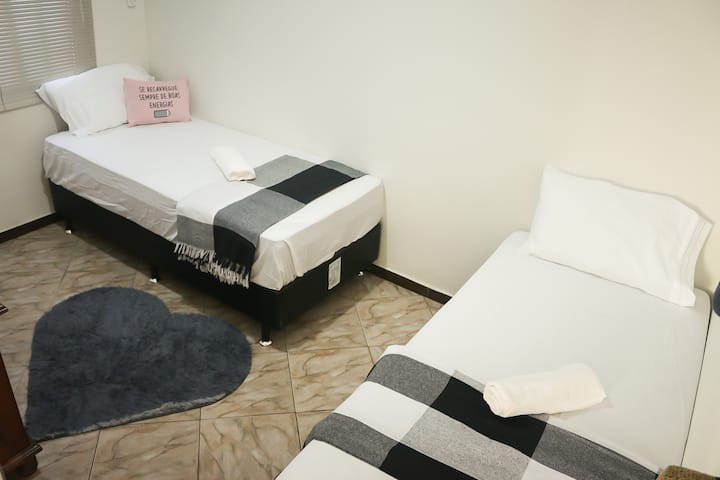 ห้อง 2 - มีเตียงเดี่ยว 2 หลัง 