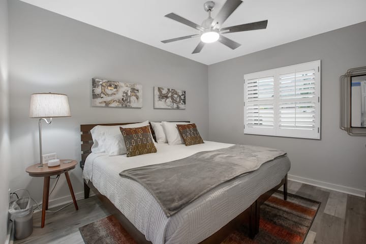 Tercer dormitorio configurado como una cama tamaño king, pero se puede separar en 2 camas individuales