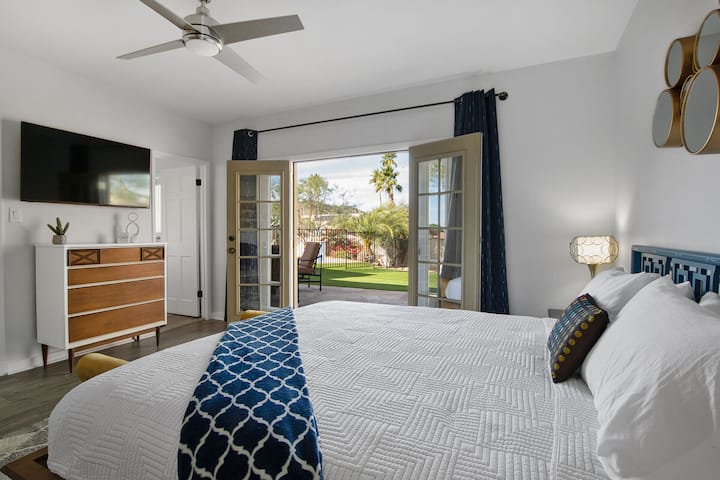 Dormitorio con sala de estar interior/exterior y cama tamaño king