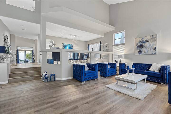 The Royal Blue House- Heated pool