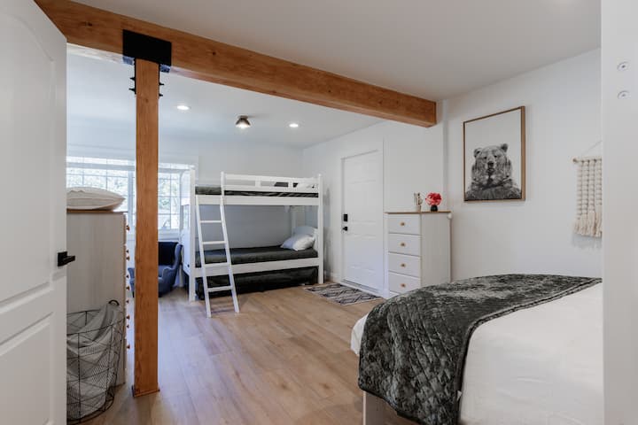 Დიდი ორსართულიანი ოთახი დედოფალთან ერთად