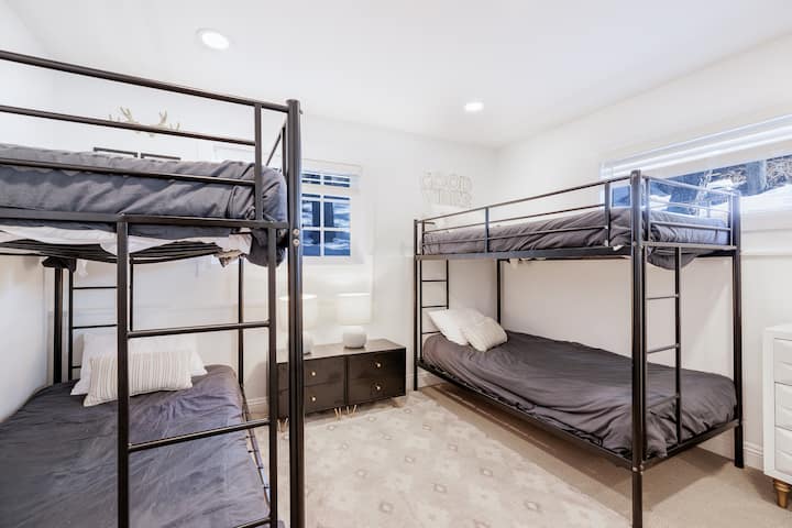 Პატარა ორსართულიანი ოთახი - 4 ტყუპი