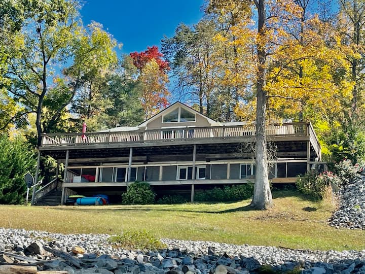 Waterfront gem on Norris Lake No steps to lake Houses for Rent in