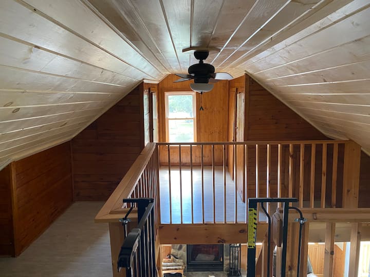 På övervåningen loft garderob till vänster kan du använda 