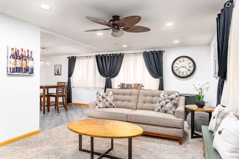 7Bed/3Bath House, 2 Level, Rec Area & Jacuzzi Tub