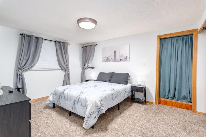 Dhoma e gjumit kryesore e nivelit të sipërm (dhoma 1)