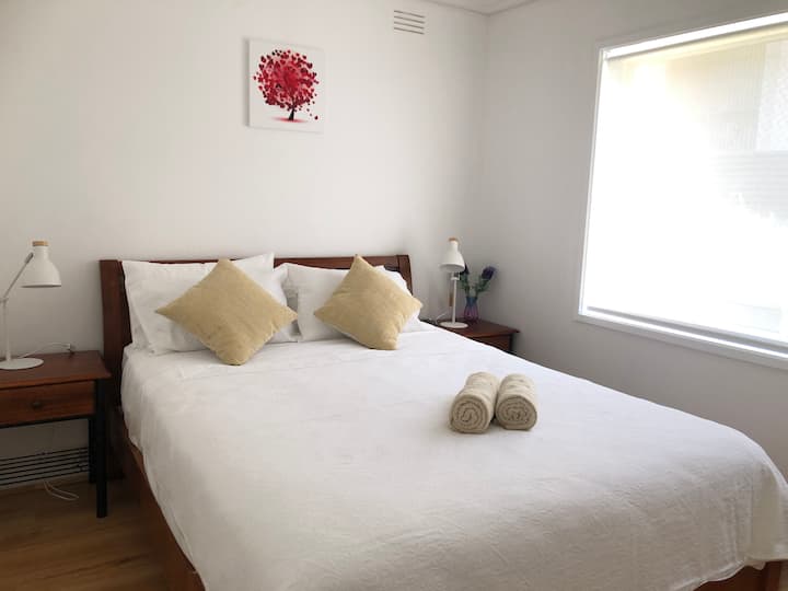 3. spavaća soba s bračnim krevetom u prizemlju i kvalitetnom posteljinom