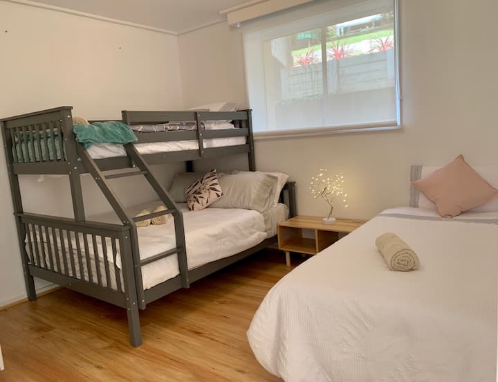 4. spavaća soba s jednostrukim krevetom i krevetom na kat, jednostruki gornji dio, dvostruko dno