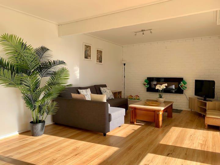 Poseban službeni dnevni boravak s pogledom na ocean i kaučem u obliku slova L koji bi mogao postati 5. spavaća soba s udobnim bračnim krevetom 