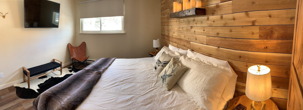 Ако искате да си починете, останете в леглото с 50- инчовия плоскоекранен телевизор и Roku. Netflix е готов за работа, както и много други налични филми и предавания.