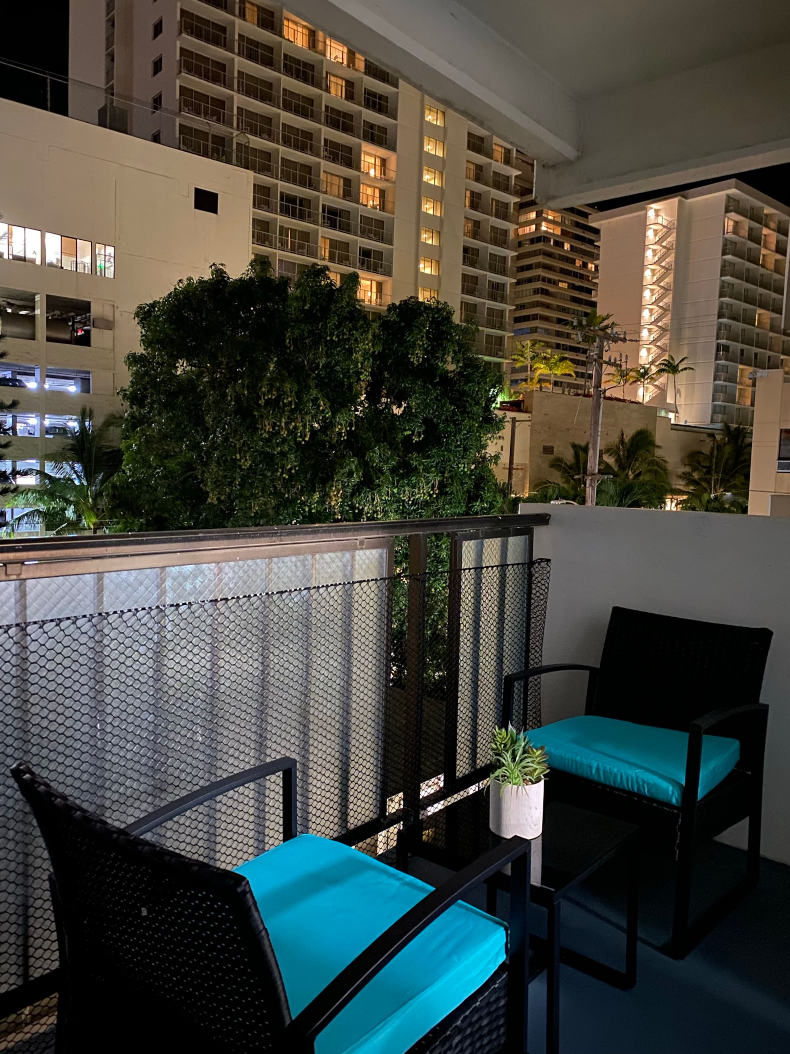 Condo in Honolulu · ★4.9 · 2 bedrooms · 4 beds · 2 baths - Image 8