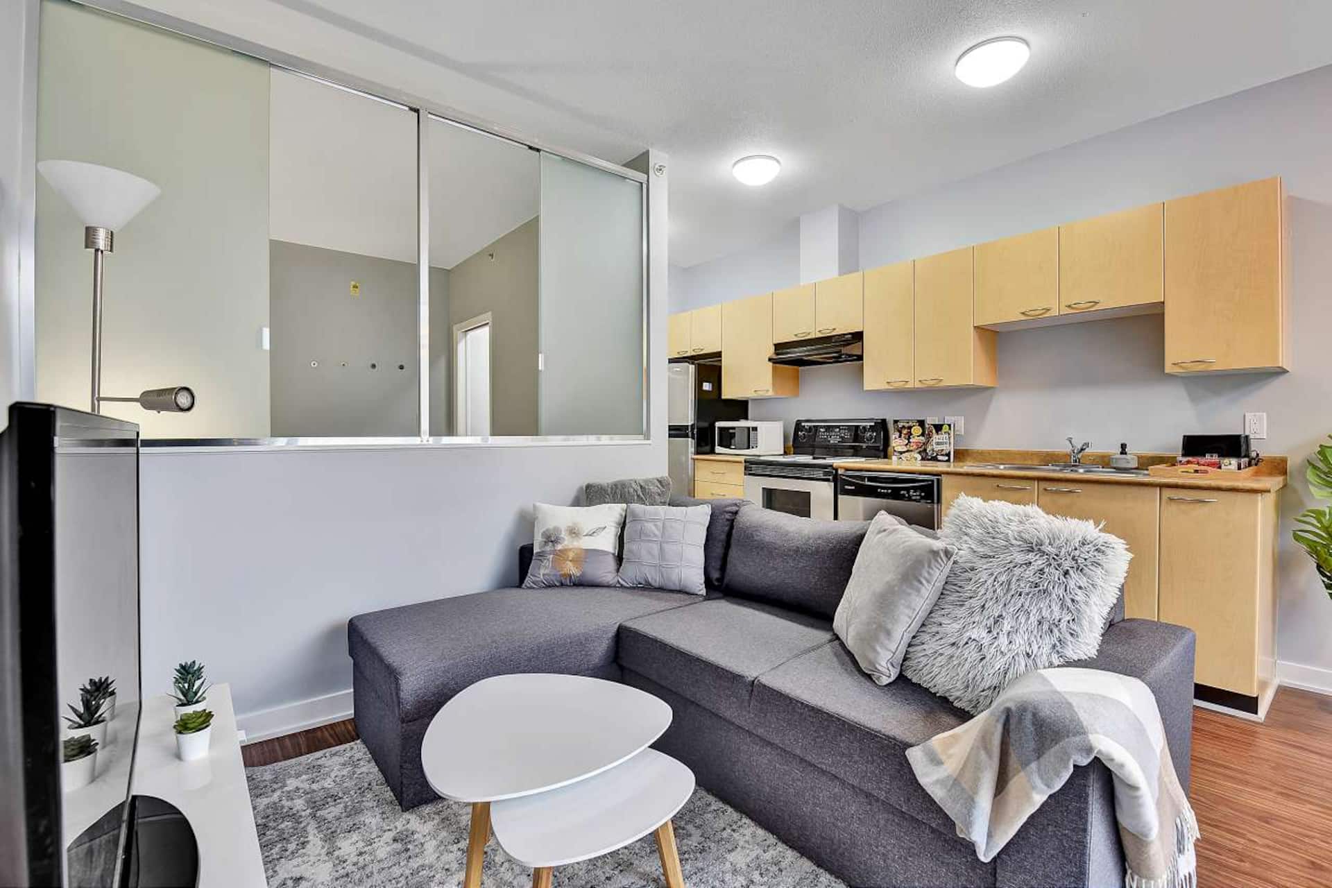 Beautiful 1BR condo + den + 1 parking in Downtown
