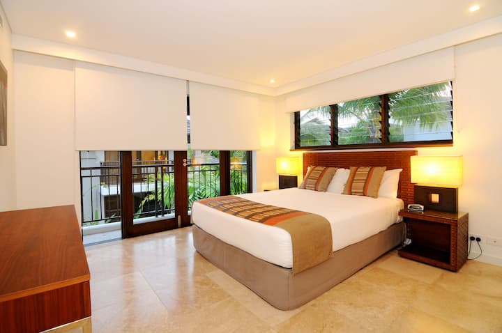 Treća spavaća soba inspirirana obalom ima bračni krevet s noćnim ormarićima, roletama za zamračivanje i privatni balkon.
