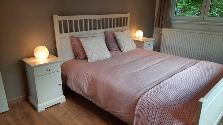 ห้องนอน 3 - ชั้น 1: เตียงคิงไซส์ 1 หลัง (160 X 200) + เตียงเด็ก 1 หลัง (55 X 150) + อ่างล้างหน้า 1 หลังในห้องนอน