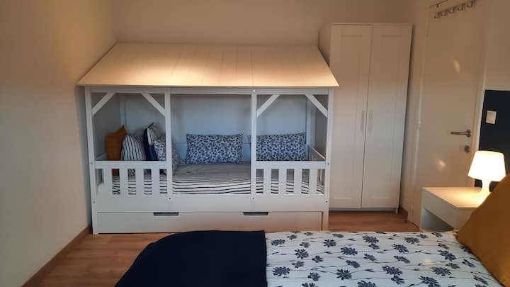 ห้องนอน 1 - ชั้น 1: เตียงคิงไซส์ 1 หลัง (160 X 200) + เคบิน 1 หลังพร้อมเตียงเดี่ยว 2 หลัง (เตียงลิ้นชัก)