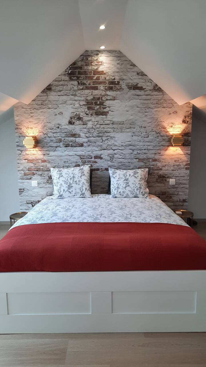 ห้องนอน 4 - ชั้น 2 - เตียงคิก 1 หลัง (160 X 200) + ห้องน้ำในตัว 