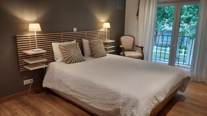 ห้องนอน 2 - ชั้น 1: เตียงคิก 1 หลัง (160 X 200) + ชัตเตอร์ + ระเบียง