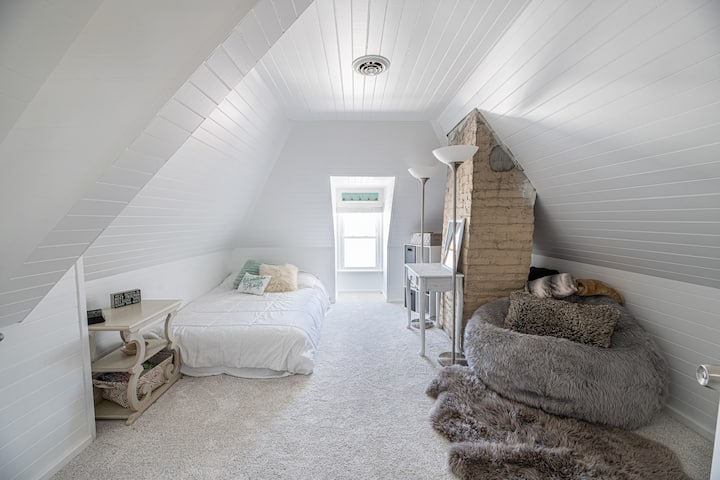 Dhomë gjumi - u shtua një krevat dopio në pjesën e përparme të dhomës (nuk shfaqet)