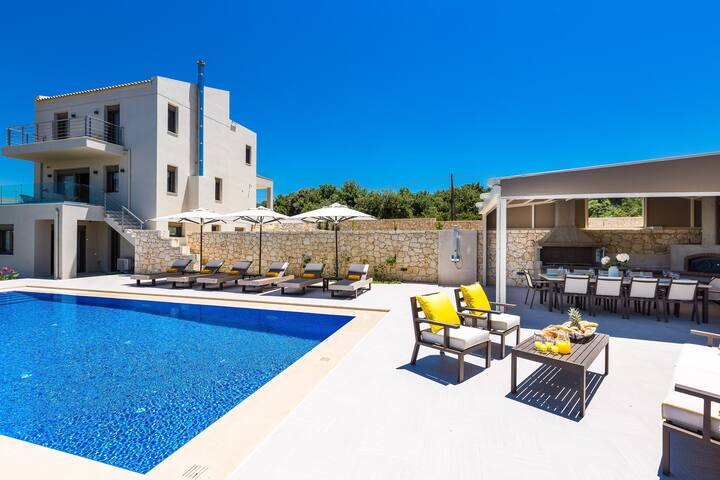 Luxury villa with private pool & breathtaking view gallery image 5