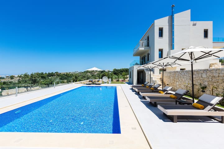 Luxury villa with private pool & breathtaking view