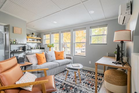 Top performing Airbnb: Charming above garage studio with free parking in Decatur