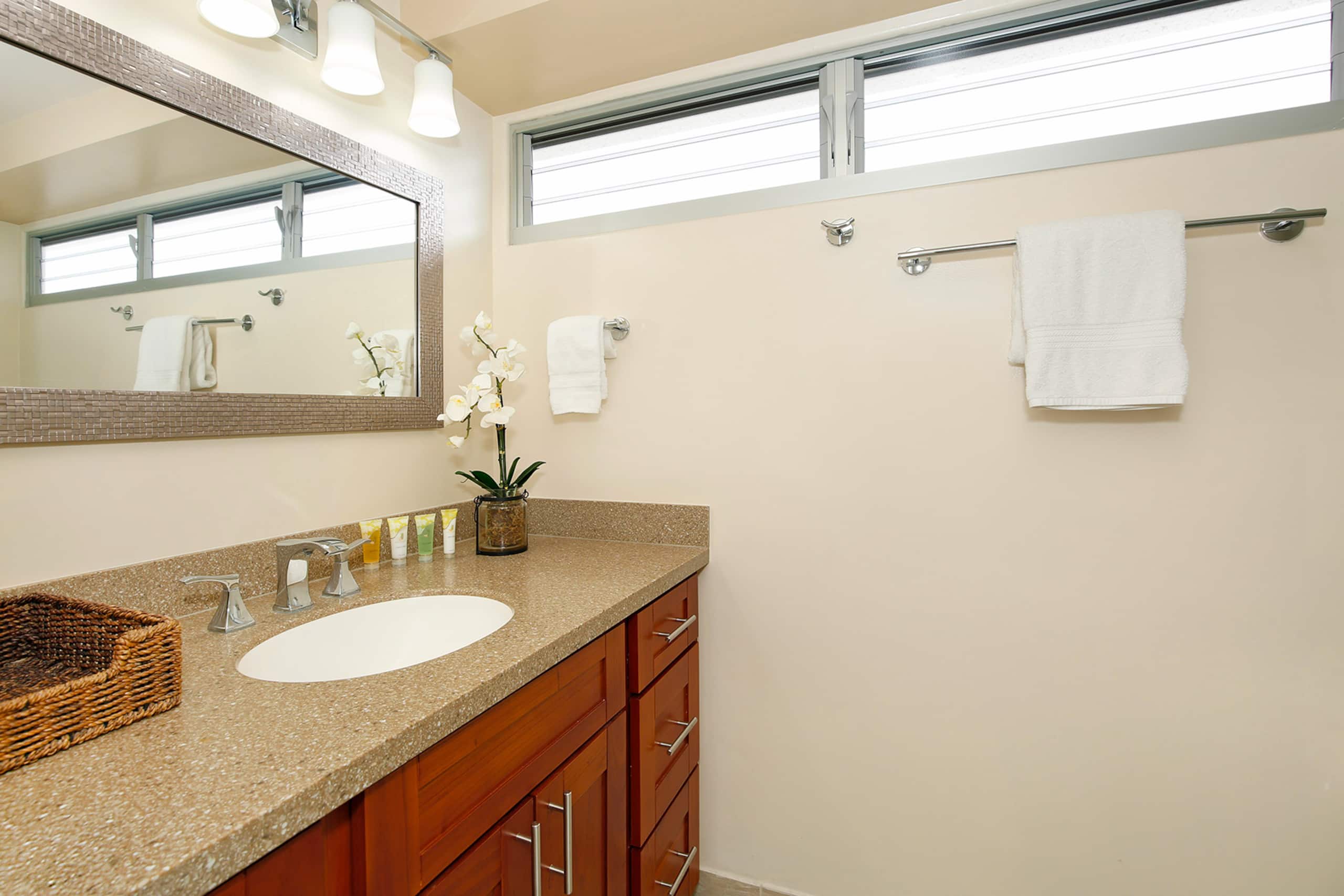 Condo in Honolulu · ★4.86 · 1 bedroom · 2 beds · 1 private bath - Image 18
