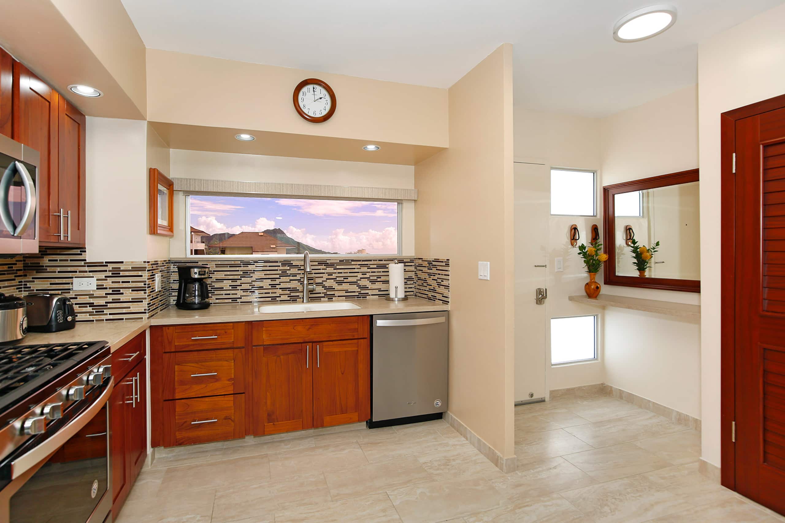 Condo in Honolulu · ★4.86 · 1 bedroom · 2 beds · 1 private bath - Image 9