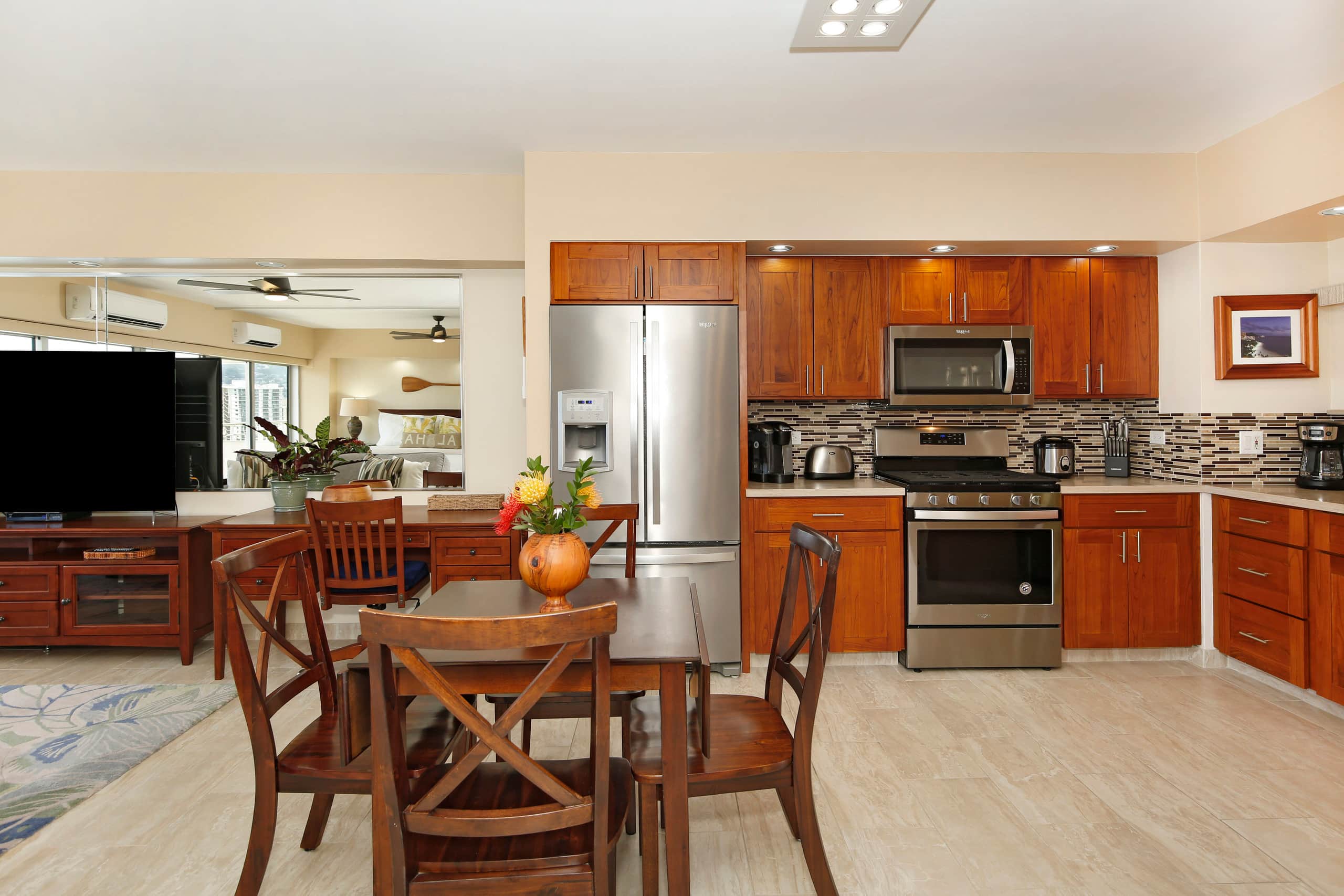 Condo in Honolulu · ★4.86 · 1 bedroom · 2 beds · 1 private bath - Image 11
