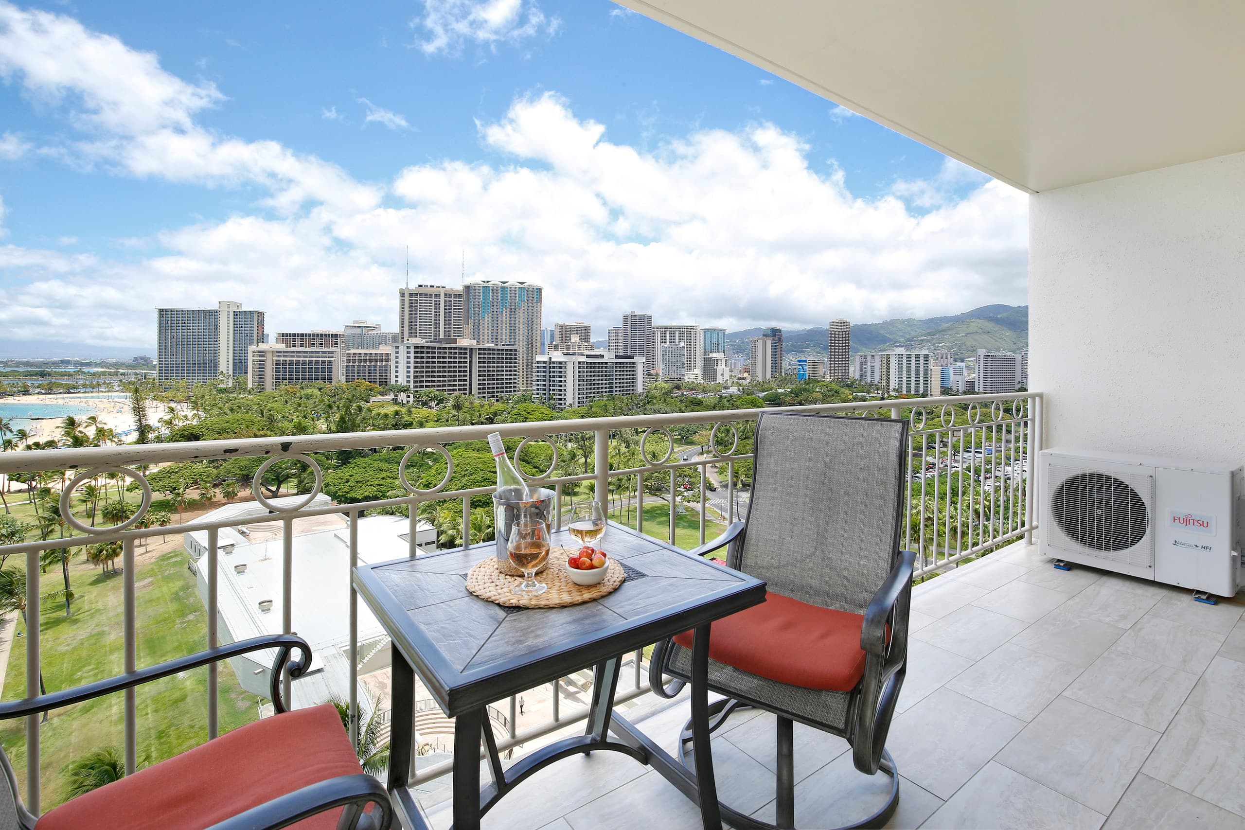 Condo in Honolulu · ★4.86 · 1 bedroom · 2 beds · 1 private bath - Image 24