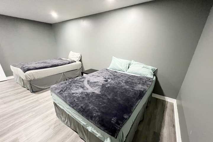 2 queen beds 

Located in the basement - please note, there is no washroom in the basement.