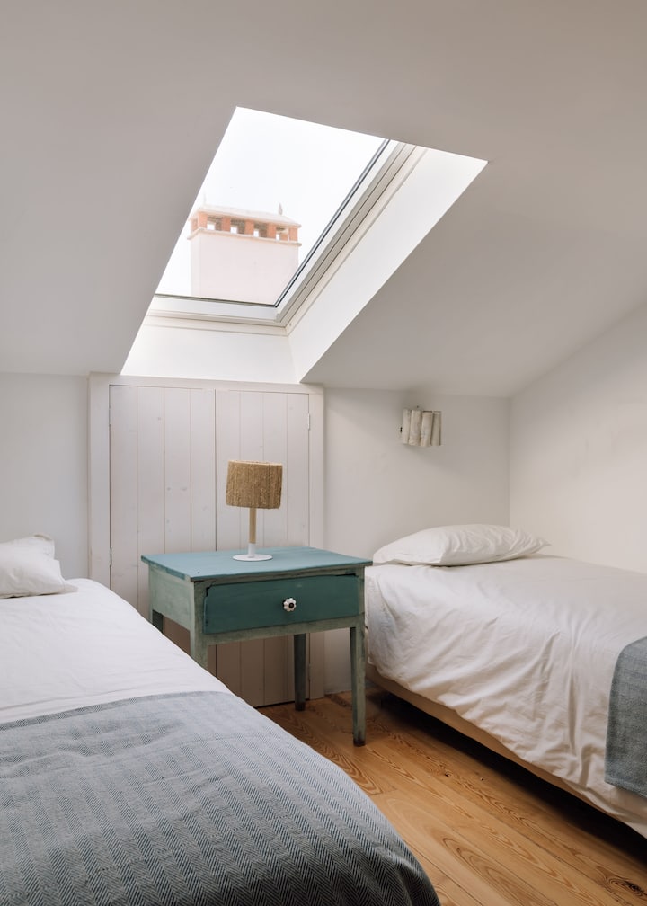 Ორი ერთადგილიანი საწოლი ღია ანტრესოლზე