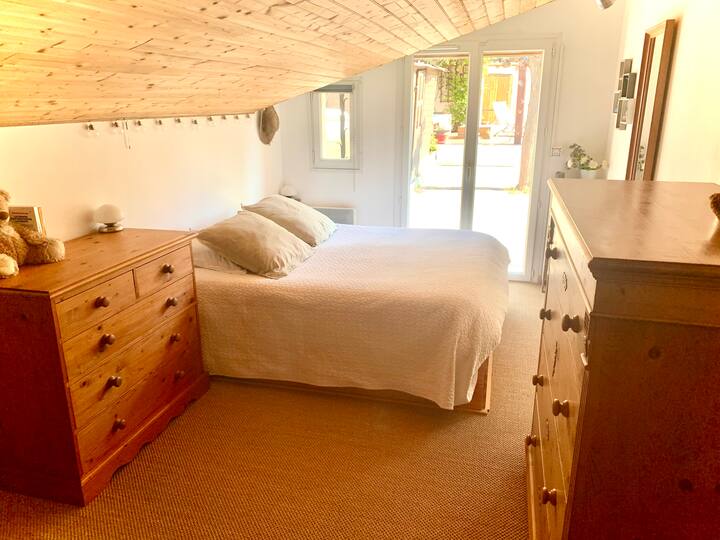 Dormitorio principal.
Lado sur, piscina.