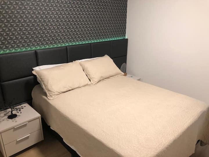 Habitación con cama tamaño queen con aire acondicionado