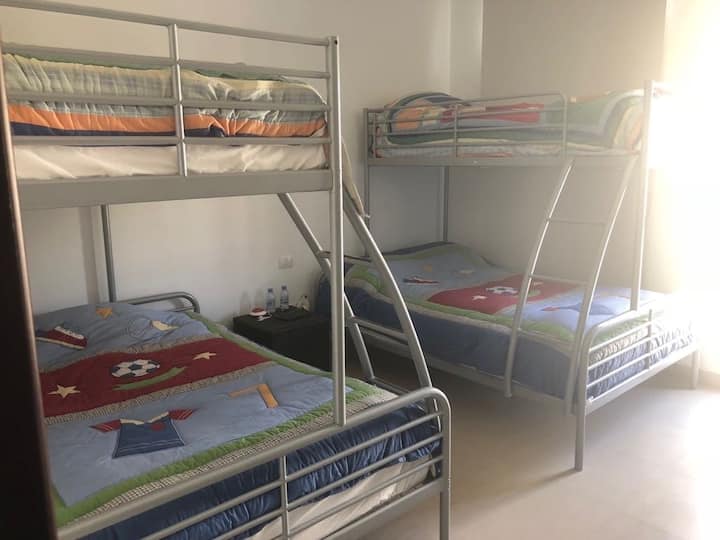 Dva kreveta na kat. Udobni bračni kreveti (1,6x2) i jednostruki gornji kreveti.