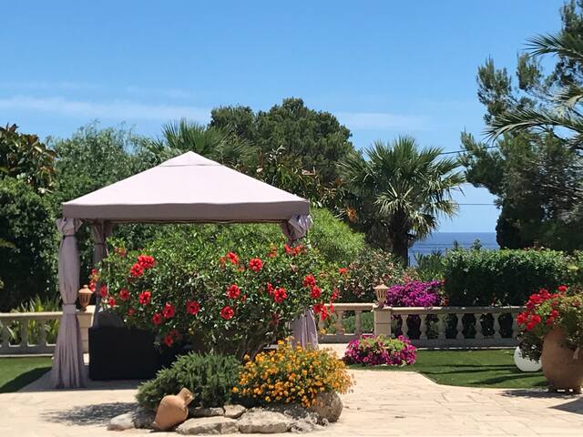 Hideaway with 100m² Pool in a Green Oasis gallery image 2