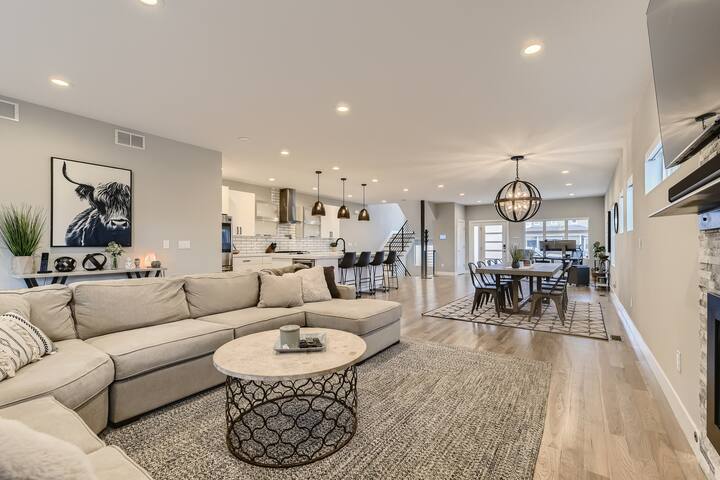 LUX Rooftop Hot Tub 3 Bed+4.5 Bath+Office gallery image 3