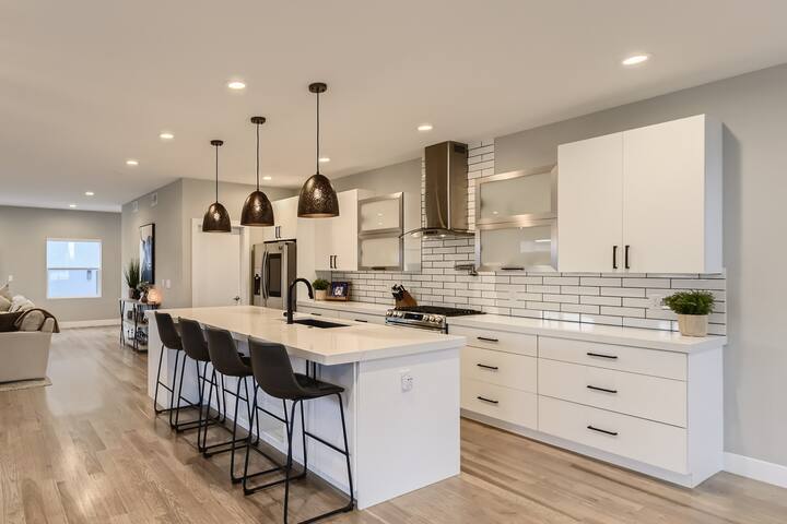 LUX Rooftop Hot Tub 3 Bed+4.5 Bath+Office gallery image 5