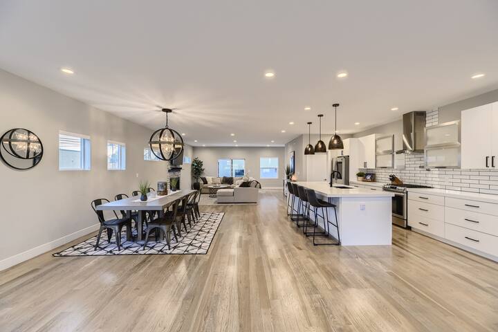 LUX Rooftop Hot Tub 3 Bed+4.5 Bath+Office gallery image 4