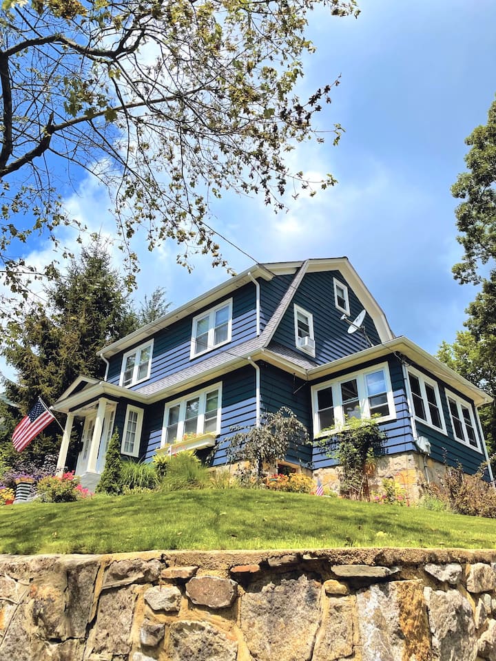 Stylish, Bright & Spacious 3 BR home with hot tub Houses for Rent in