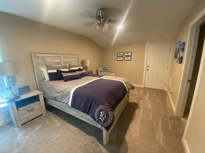 Chumba cha 3 cha kulala kiko kwa faragha tofauti na vingine kwenye ghorofa ya juu.  Inajumuisha kitanda cha malkia, bafu kamili, feni ya dari na televisheni janja kubwa.