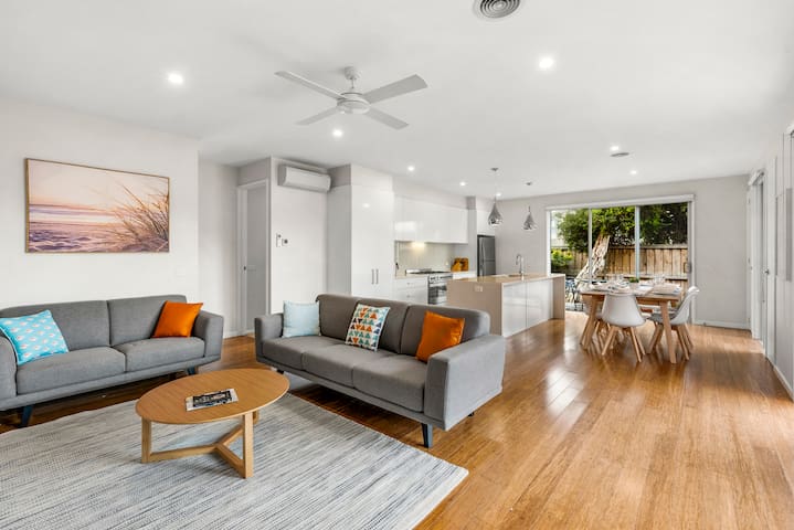 Field By The Beach- 250m to beach!