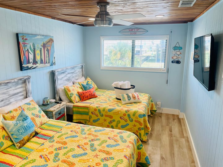 Tercer dormitorio con (2) camas dobles y TV