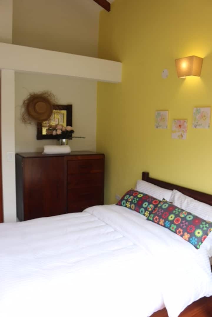 חדר שינה המשקיף על החצר הפנימית