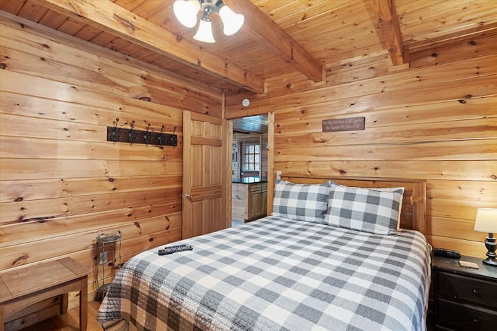 2. ° dormitorio: cama tamaño queen con televisor inteligente y Roku y varias otras aplicaciones.