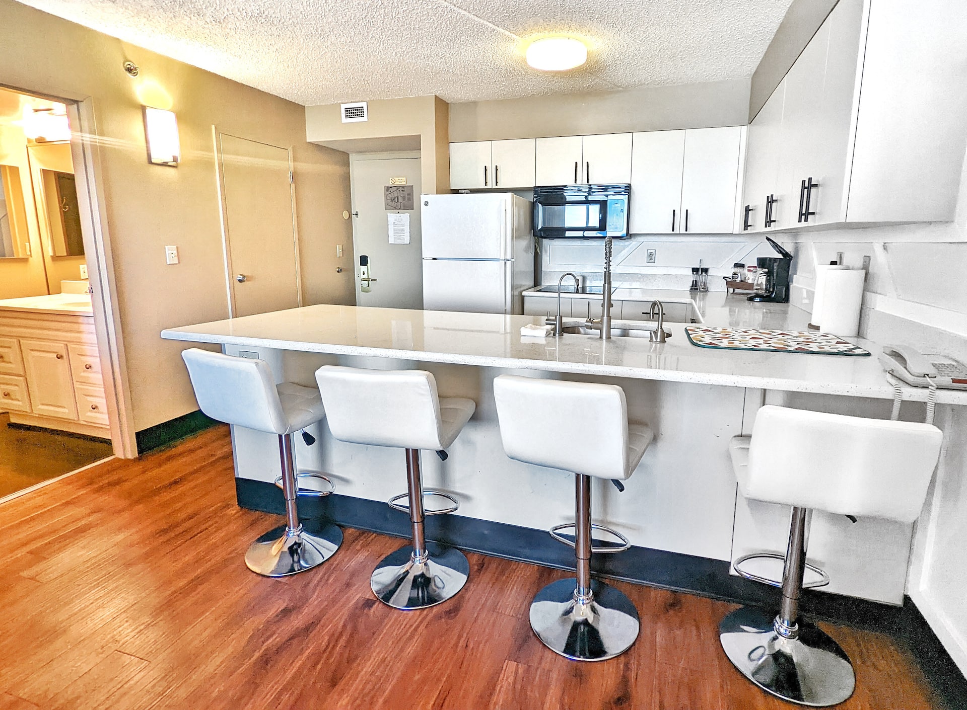 Sleeps 6! Stylish 1-BR Ocean Front