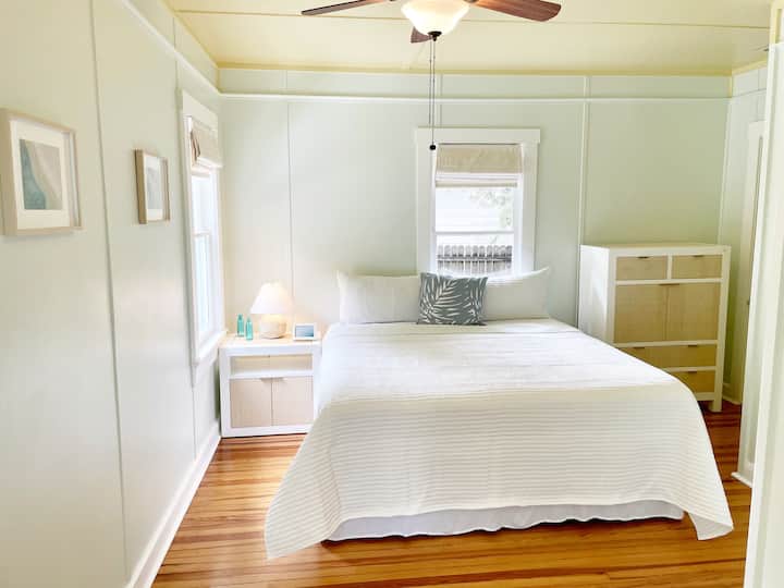 Dormitorio principal con cama king.