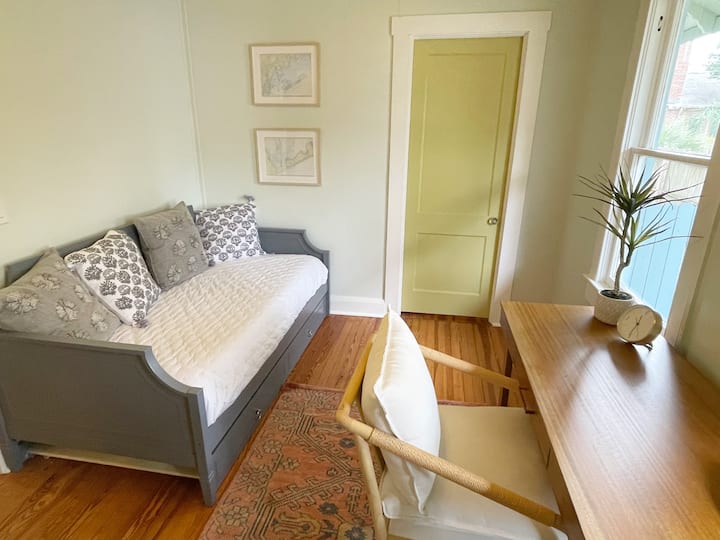 El sofá cama nido ofrece dos colchones individuales para dos huéspedes.